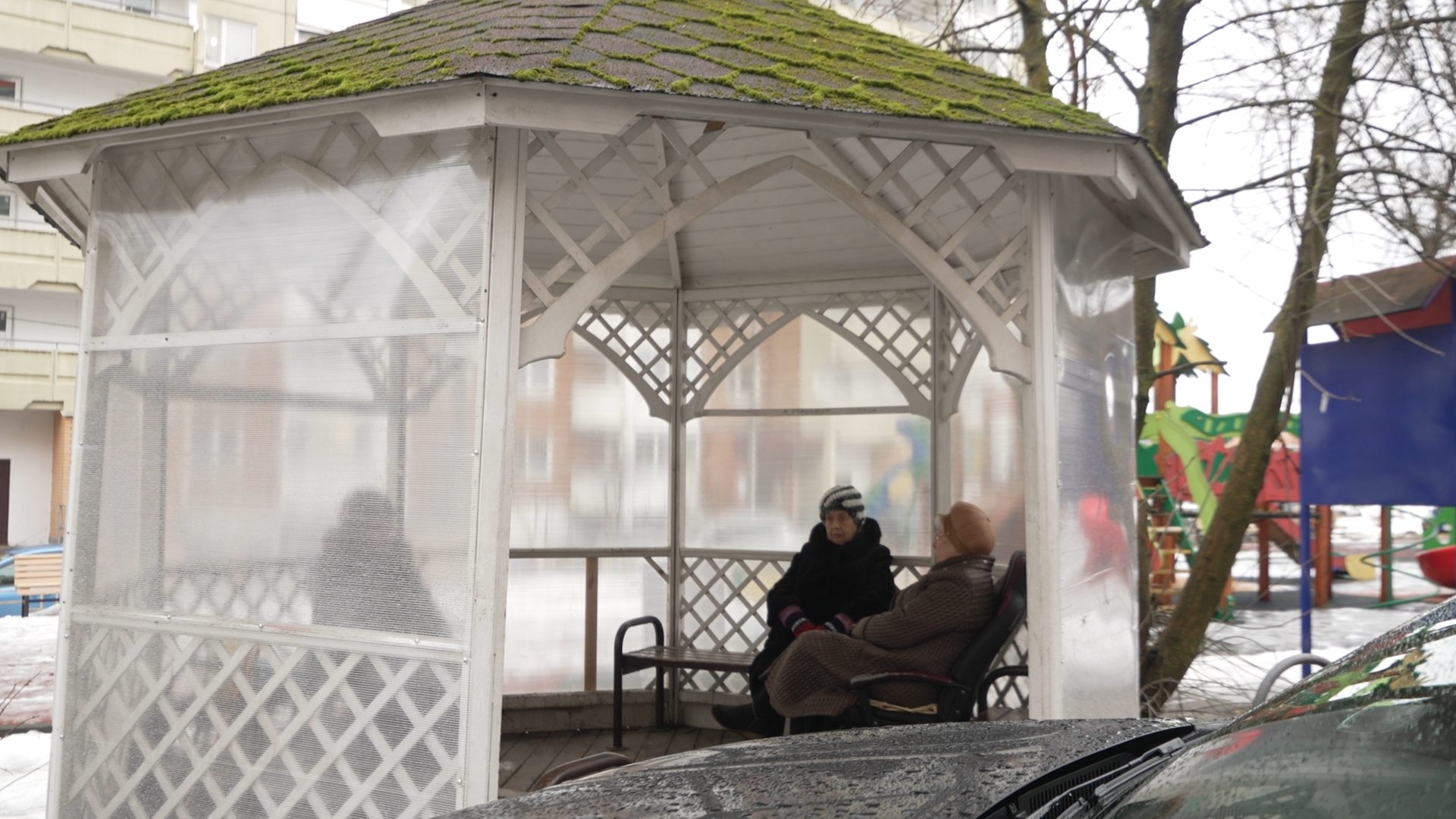 заозерная власиха, Заозерная 15 Власиха, беседка у дома, старшее поколение отдых, Власиха отдых в беседке,