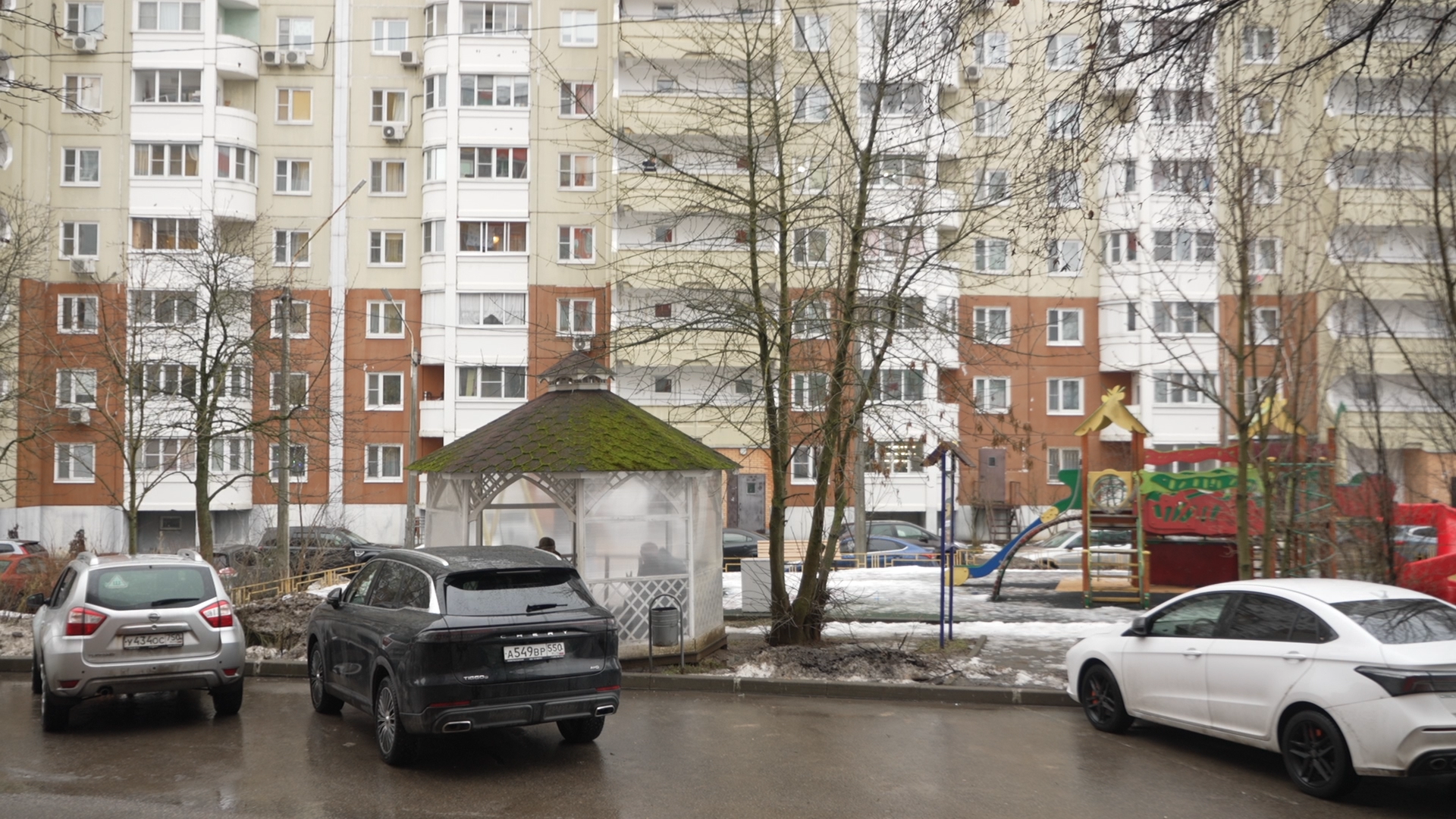 заозерная власиха, Заозерная 15 Власиха, беседка у дома, старшее поколение отдых, Власиха отдых в беседке,