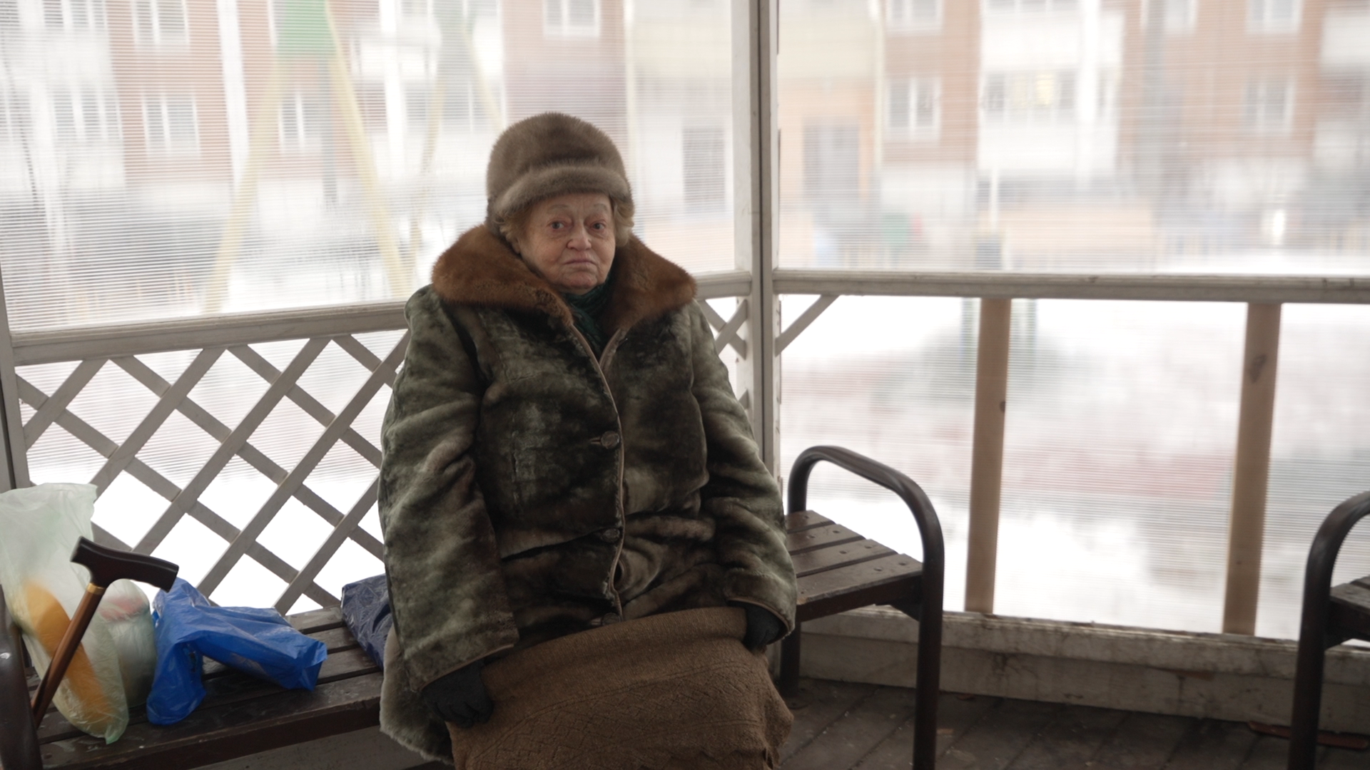 заозерная власиха, Заозерная 15 Власиха, беседка у дома, старшее поколение отдых, Власиха отдых в беседке,