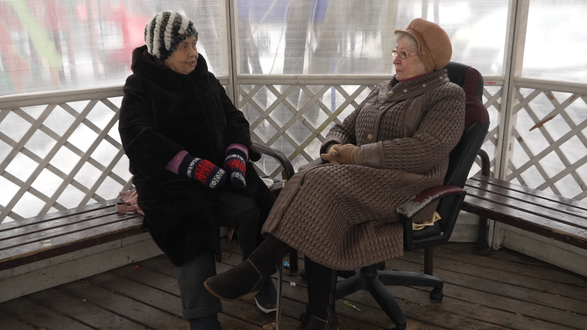 заозерная власиха, Заозерная 15 Власиха, беседка у дома, старшее поколение отдых, Власиха отдых в беседке,