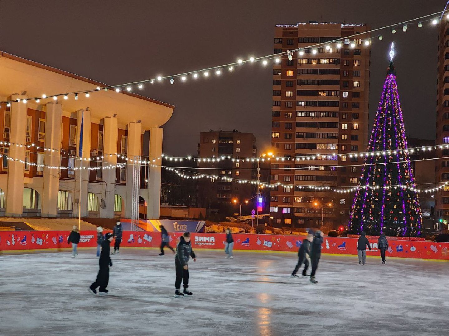 Чехов, Советская площадь, открытый каток, ледовая арена, искусственный лед, бесплатное катание, зима в подмосковье, проект губернатора московской области,