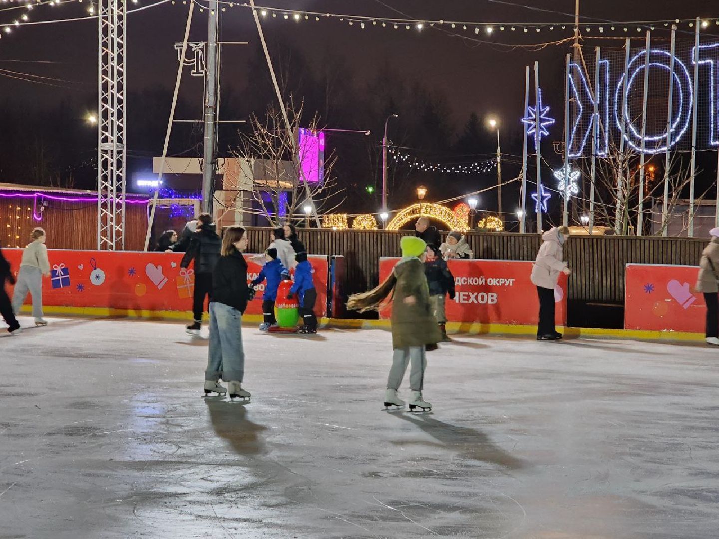 Чехов, Советская площадь, открытый каток, ледовая арена, искусственный лед, бесплатное катание, зима в подмосковье, проект губернатора московской области,