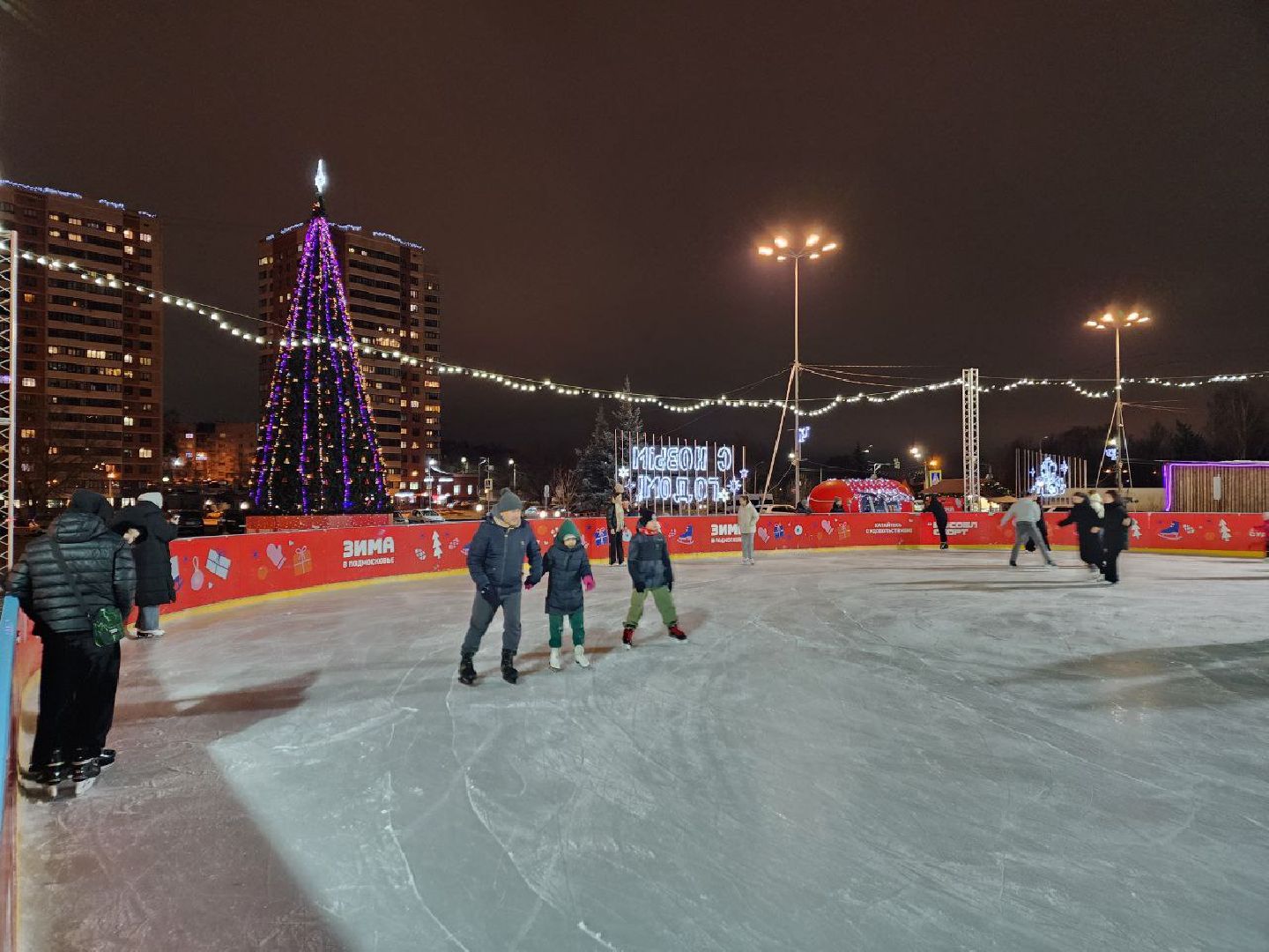 Чехов, Советская площадь, открытый каток, ледовая арена, искусственный лед, бесплатное катание, зима в подмосковье, проект губернатора московской области,
