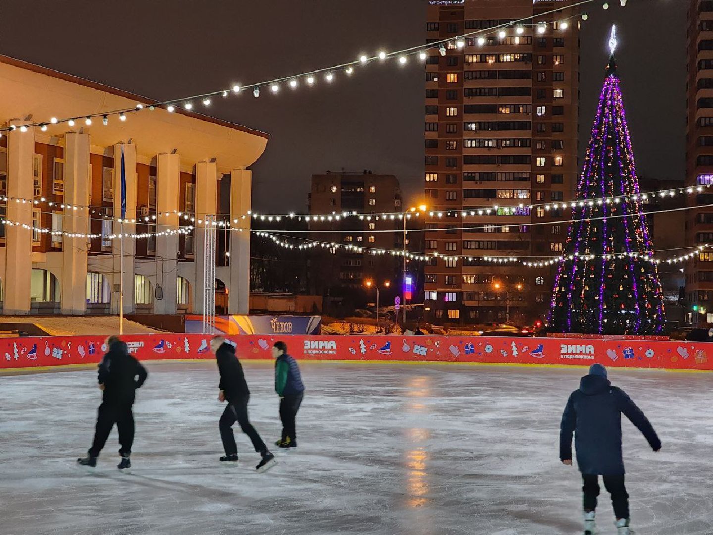 Чехов, Советская площадь, открытый каток, ледовая арена, искусственный лед, бесплатное катание, зима в подмосковье, проект губернатора московской области,