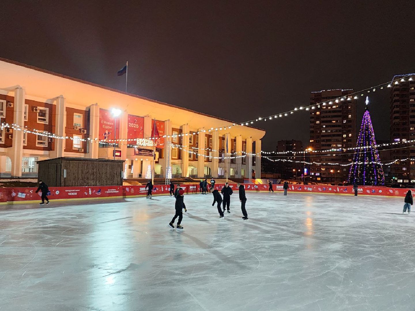 Чехов, Советская площадь, открытый каток, ледовая арена, искусственный лед, бесплатное катание, зима в подмосковье, проект губернатора московской области,