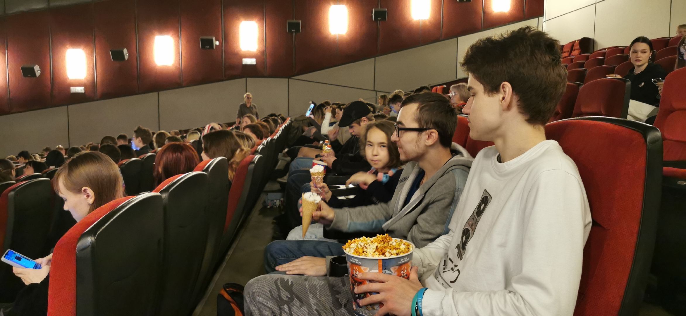 школьники, кинотеатр, культура