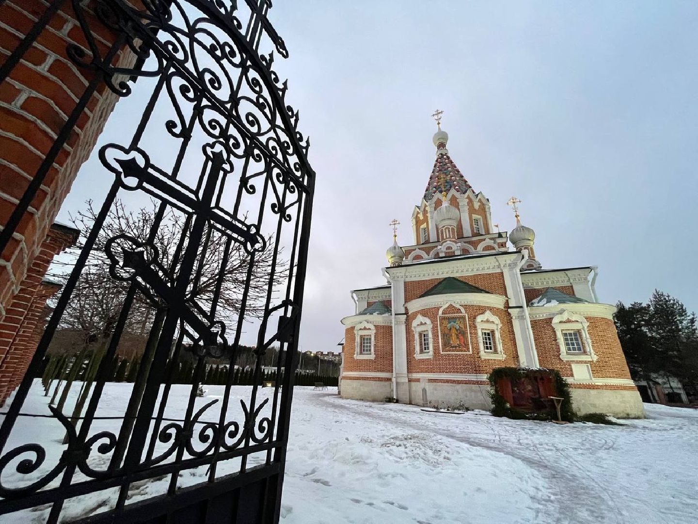 Дмитров, Спасский храм, Центр Из добрых рук,