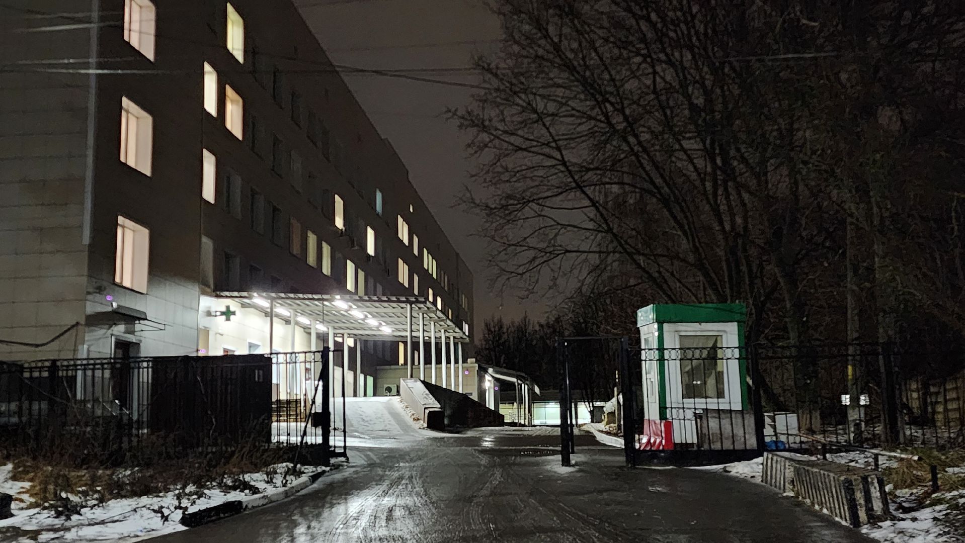 вертикалки, Бронницы, Знаки дорожного движения, Новые дорожные знаки на Комсомольском переулке, Остановка запрещена на Комсомольском переулке, Вертикалка,