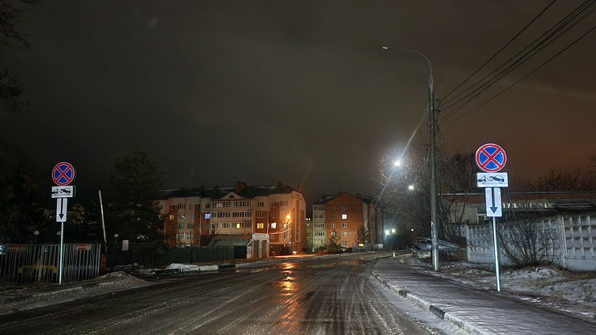 вертикалки, Бронницы, Знаки дорожного движения, Новые дорожные знаки на Комсомольском переулке, Остановка запрещена на Комсомольском переулке, Вертикалка,