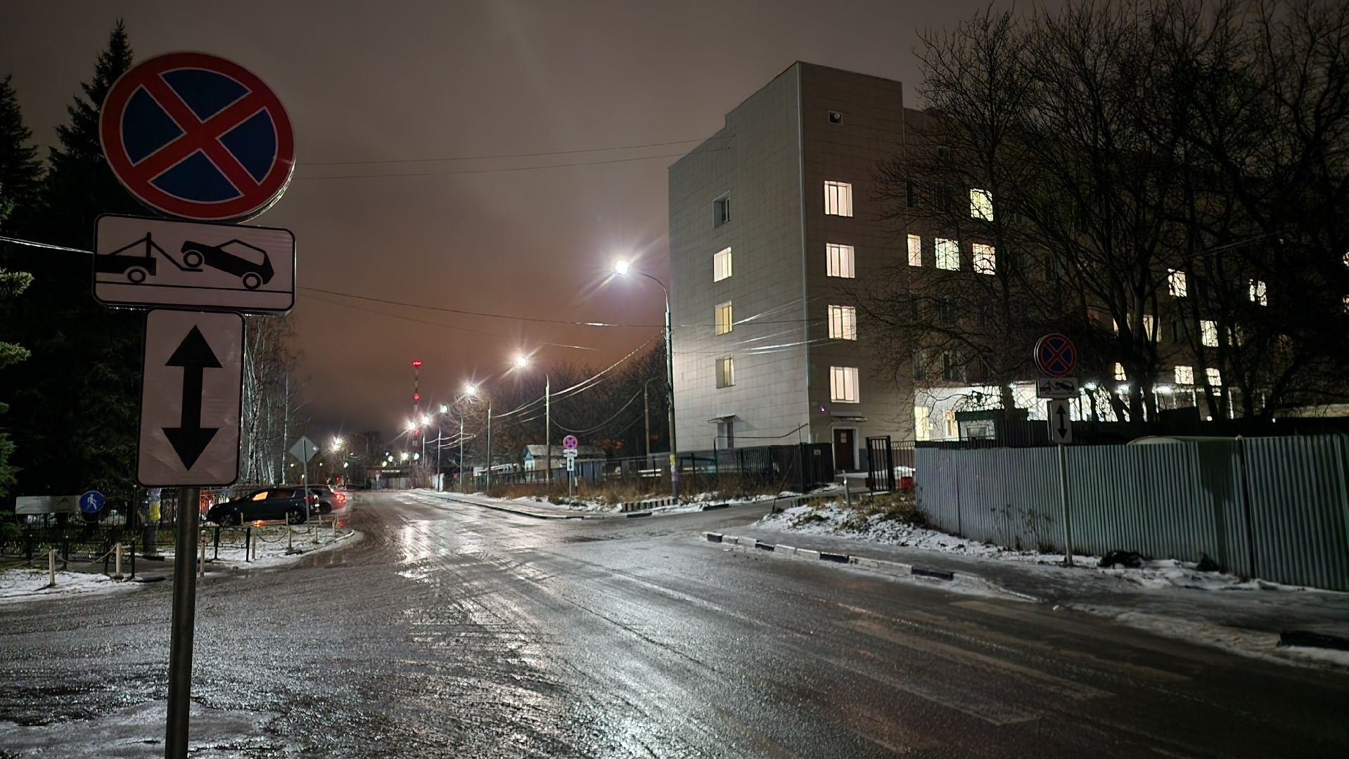 вертикалки, Бронницы, Знаки дорожного движения, Новые дорожные знаки на Комсомольском переулке, Остановка запрещена на Комсомольском переулке, Вертикалка,