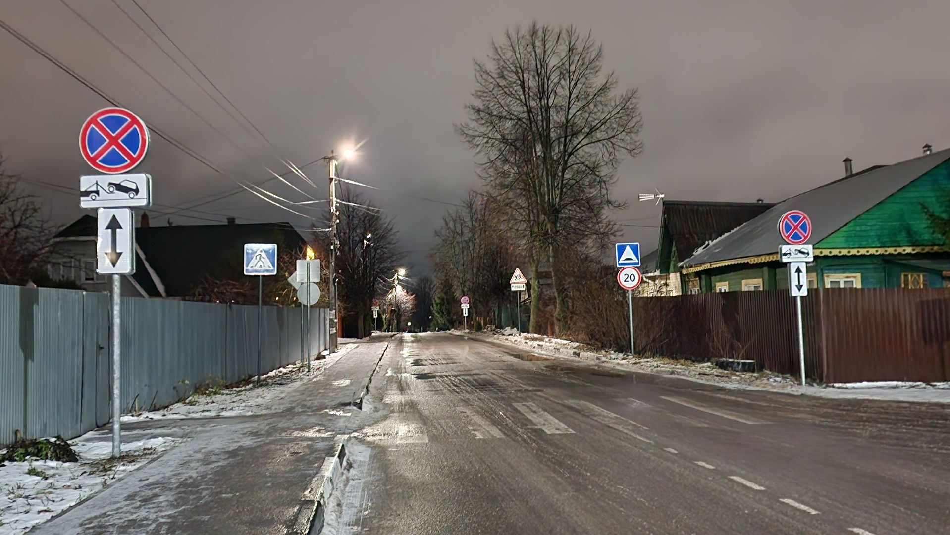 вертикалки, Бронницы, Знаки дорожного движения, Новые дорожные знаки на Комсомольском переулке, Остановка запрещена на Комсомольском переулке, Вертикалка,