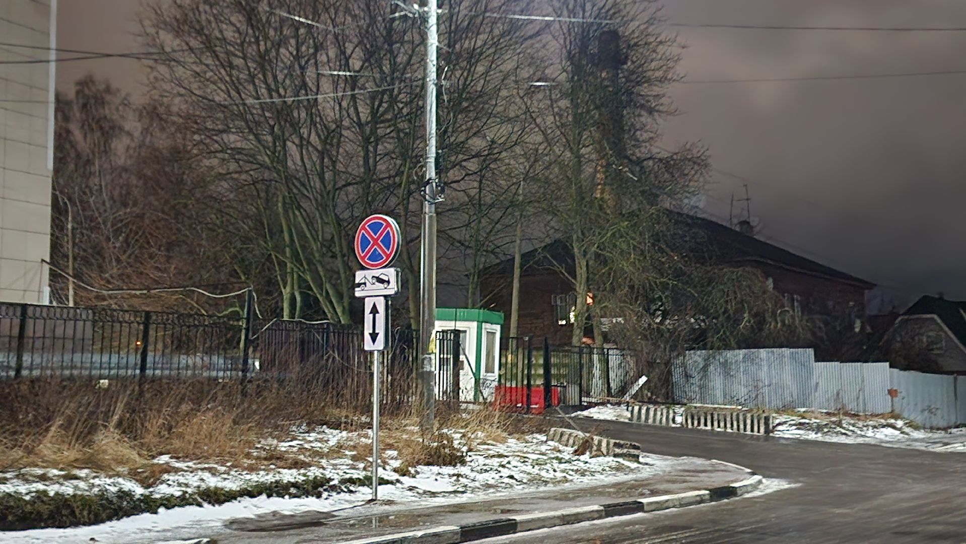 вертикалки, Бронницы, Знаки дорожного движения, Новые дорожные знаки на Комсомольском переулке, Остановка запрещена на Комсомольском переулке, Вертикалка,