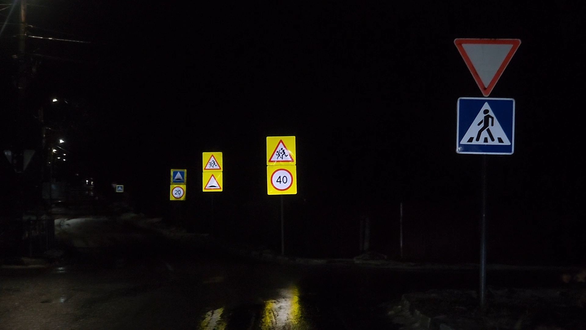 вертикалки, Бронницы, Знаки дорожного движения, Новые дорожные знаки на Комсомольском переулке, Остановка запрещена на Комсомольском переулке, Вертикалка,