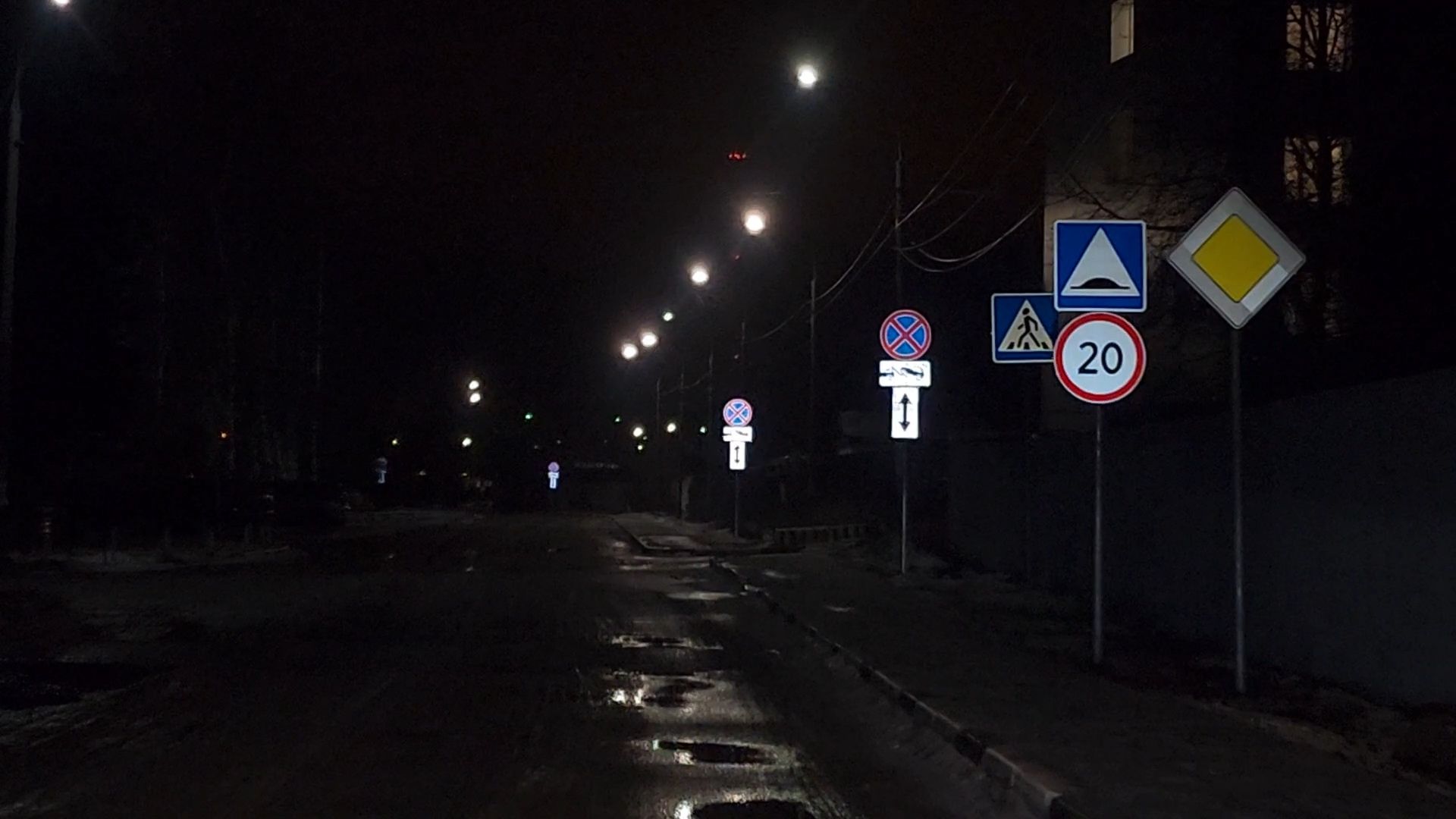 вертикалки, Бронницы, Знаки дорожного движения, Новые дорожные знаки на Комсомольском переулке, Остановка запрещена на Комсомольском переулке, Вертикалка,