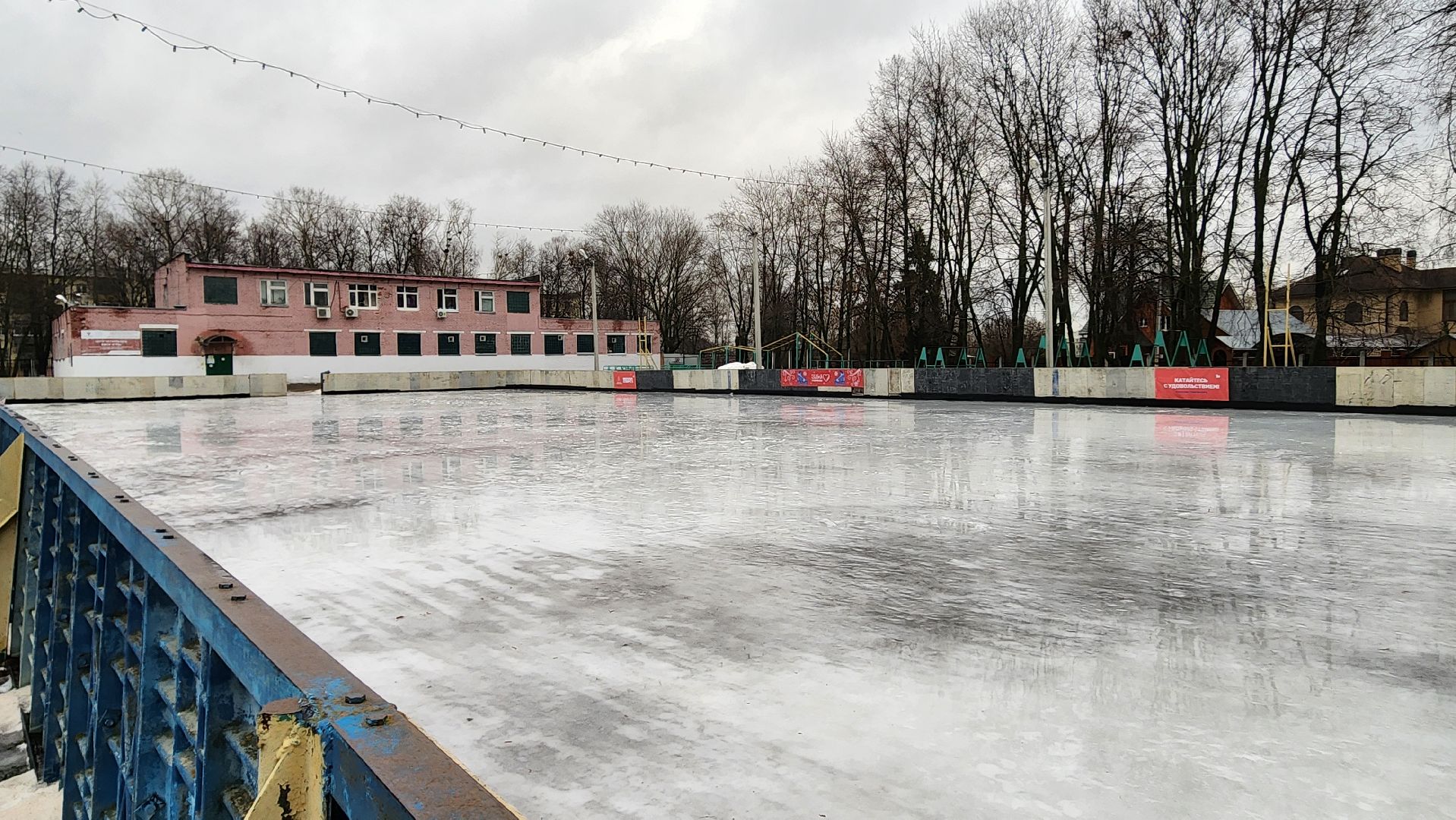 вертикалки, Бронницы, Каток закрыт, Щакрыли каток из-за оттепели, Вертикалка, Катак на стадионе Центральный в Бронницах,