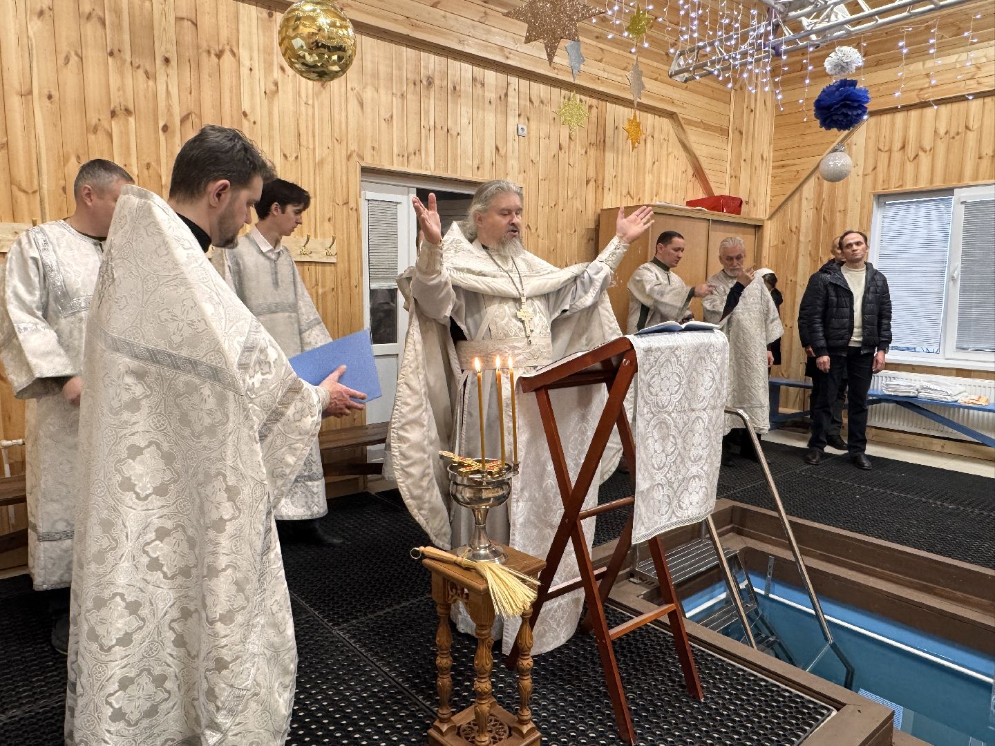 Купель в лесном городке, Крещение в Одинцово, святая вода, вертикалки,