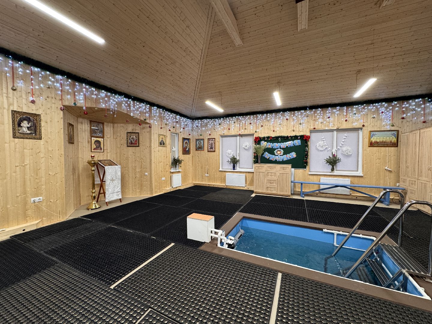 Купель в лесном городке, Крещение в Одинцово, святая вода, вертикалки,