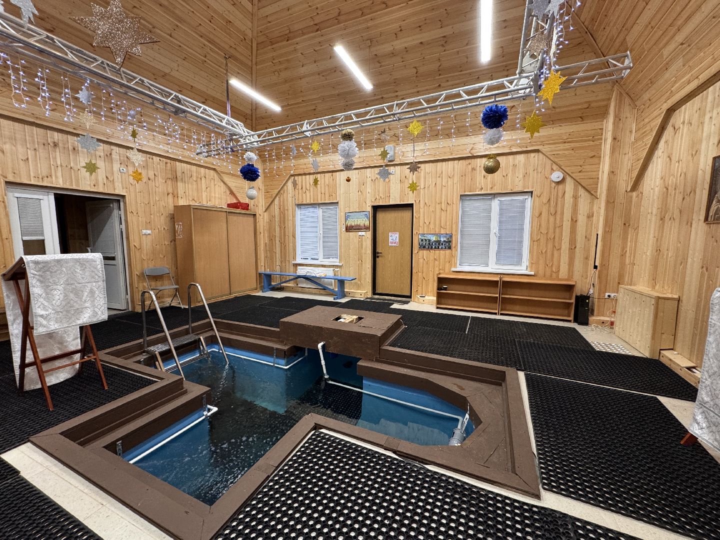 Купель в лесном городке, Крещение в Одинцово, святая вода, вертикалки,