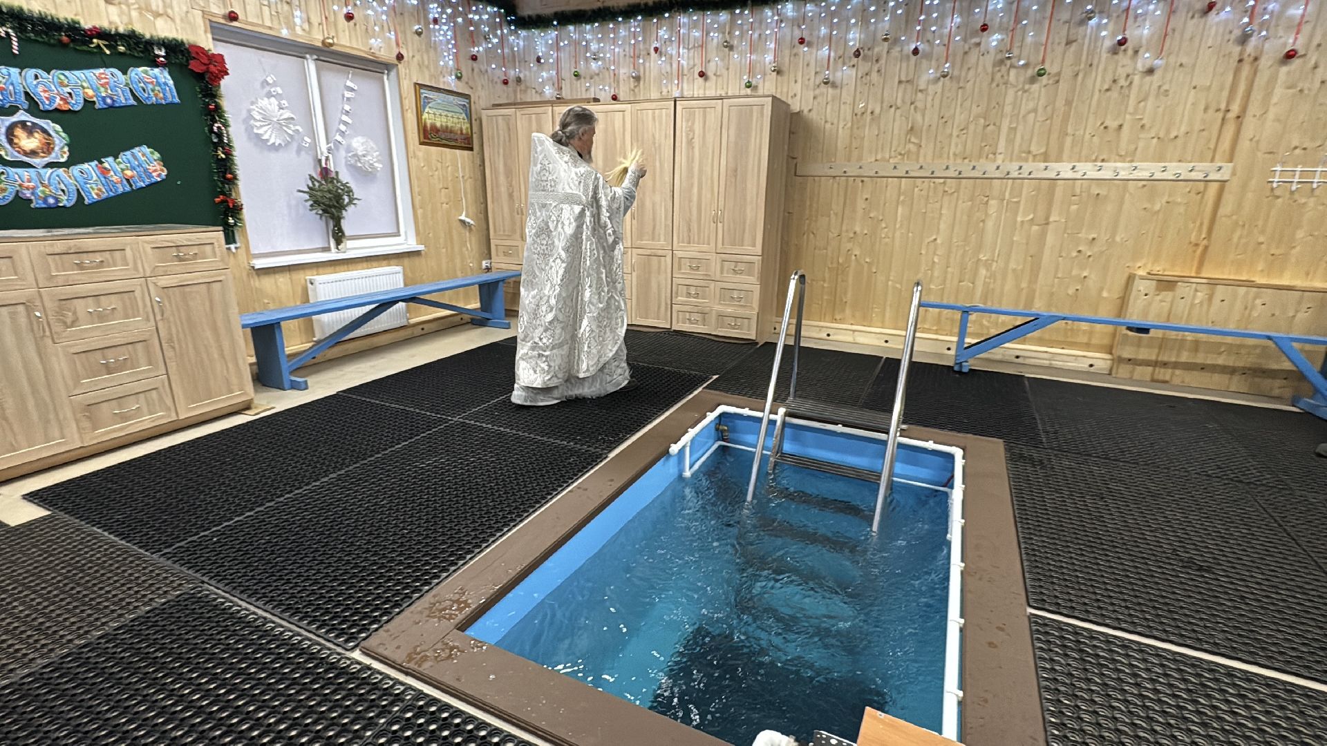 Купель в лесном городке, Крещение в Одинцово, святая вода, вертикалки,