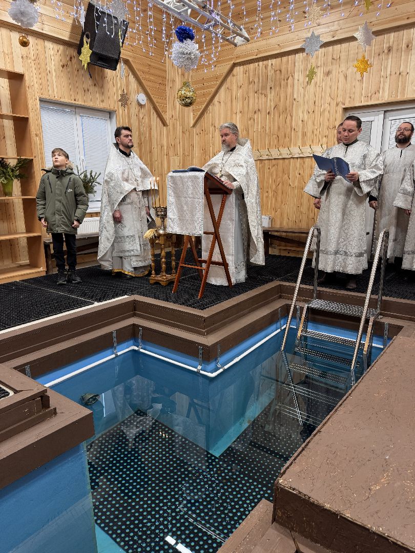 Купель в лесном городке, Крещение в Одинцово, святая вода, вертикалки,