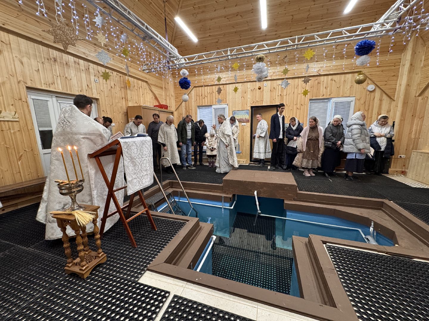 Купель в лесном городке, Крещение в Одинцово, святая вода, вертикалки,