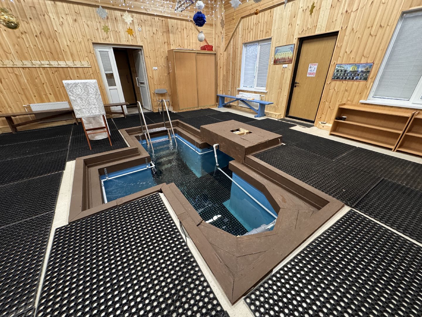 Купель в лесном городке, Крещение в Одинцово, святая вода, вертикалки,