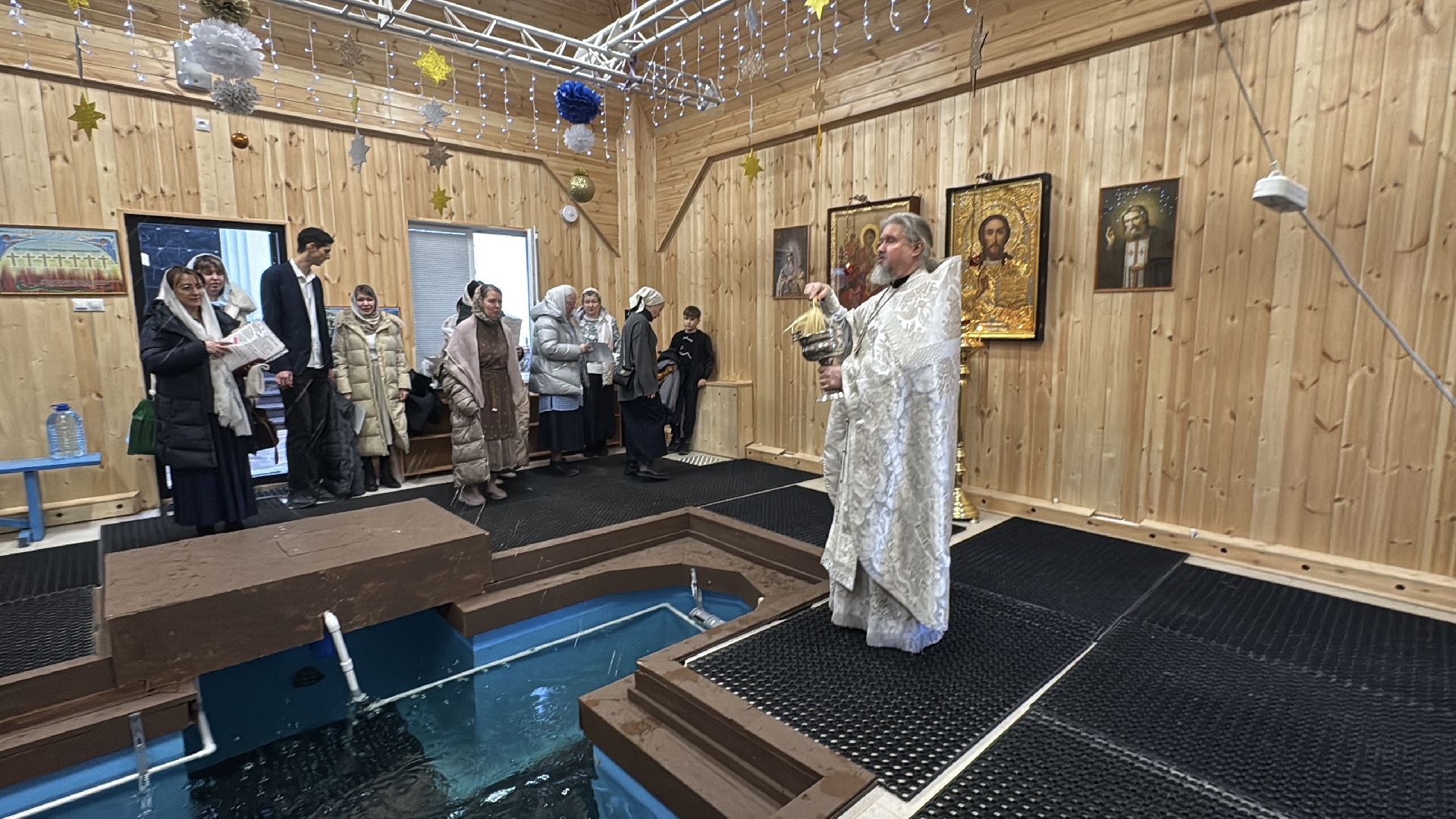 Купель в лесном городке, Крещение в Одинцово, святая вода, вертикалки,