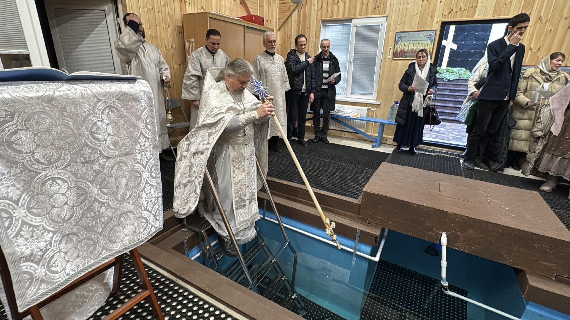 Купель в лесном городке, Крещение в Одинцово, святая вода, вертикалки,