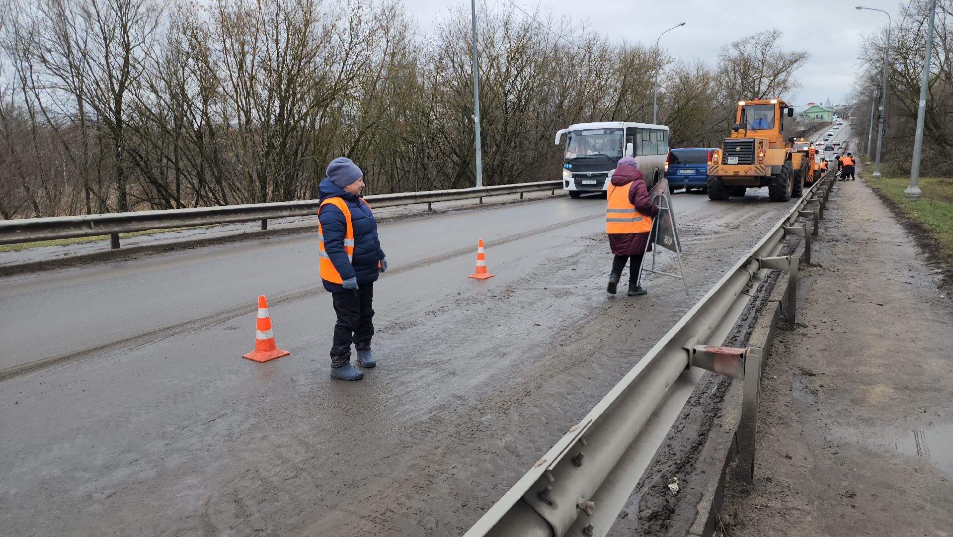 серпухов, улица ленинского комсомола, комбинат благоустройства, уборка дорожного смета, дороги, вертикалки,