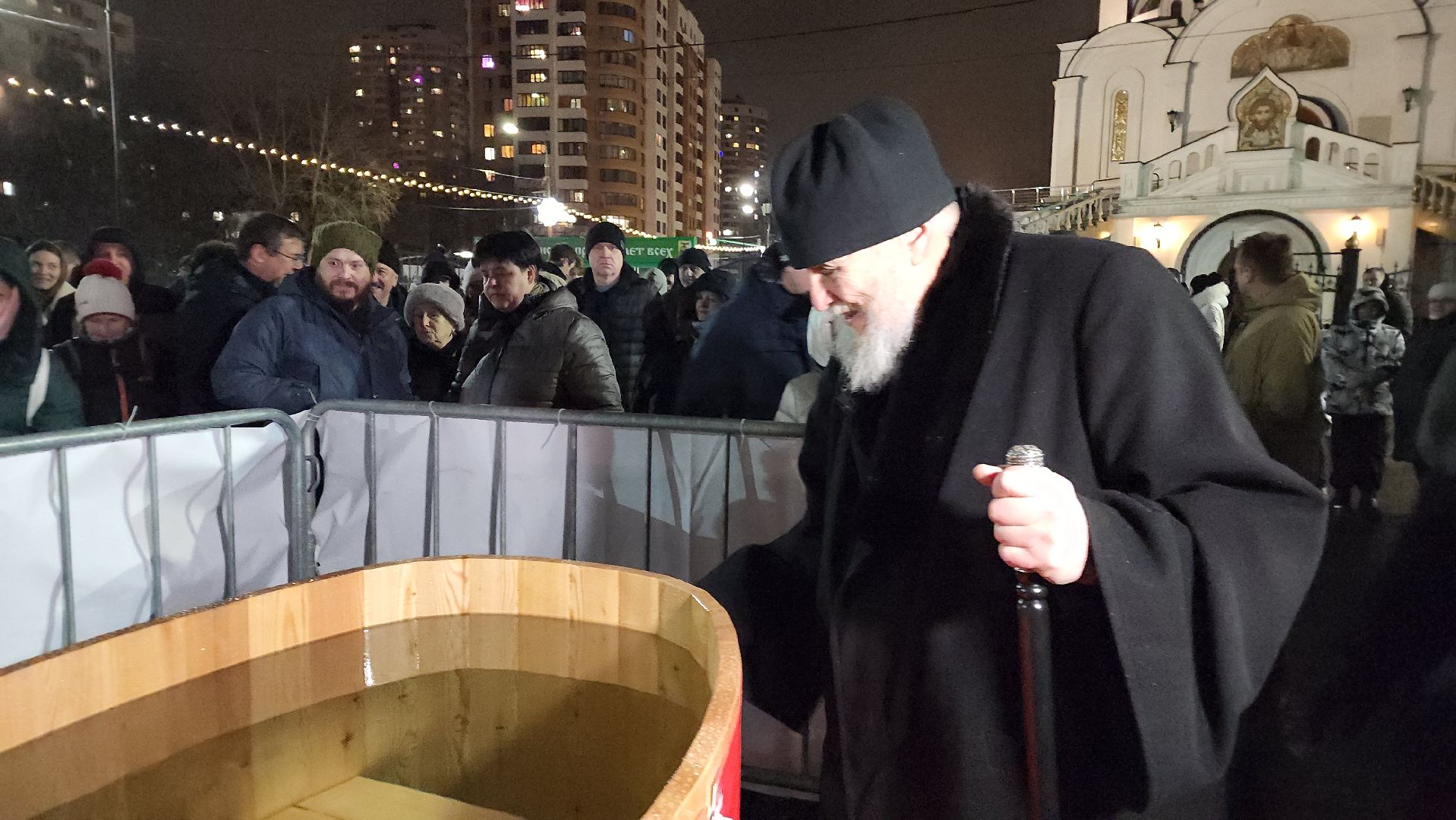 реутов, вертикалки, купель, крещение, крещение господне, троицкий храм, верующие,