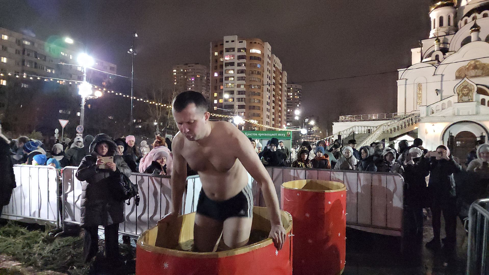 реутов, вертикалки, купель, крещение, крещение господне, троицкий храм, верующие,