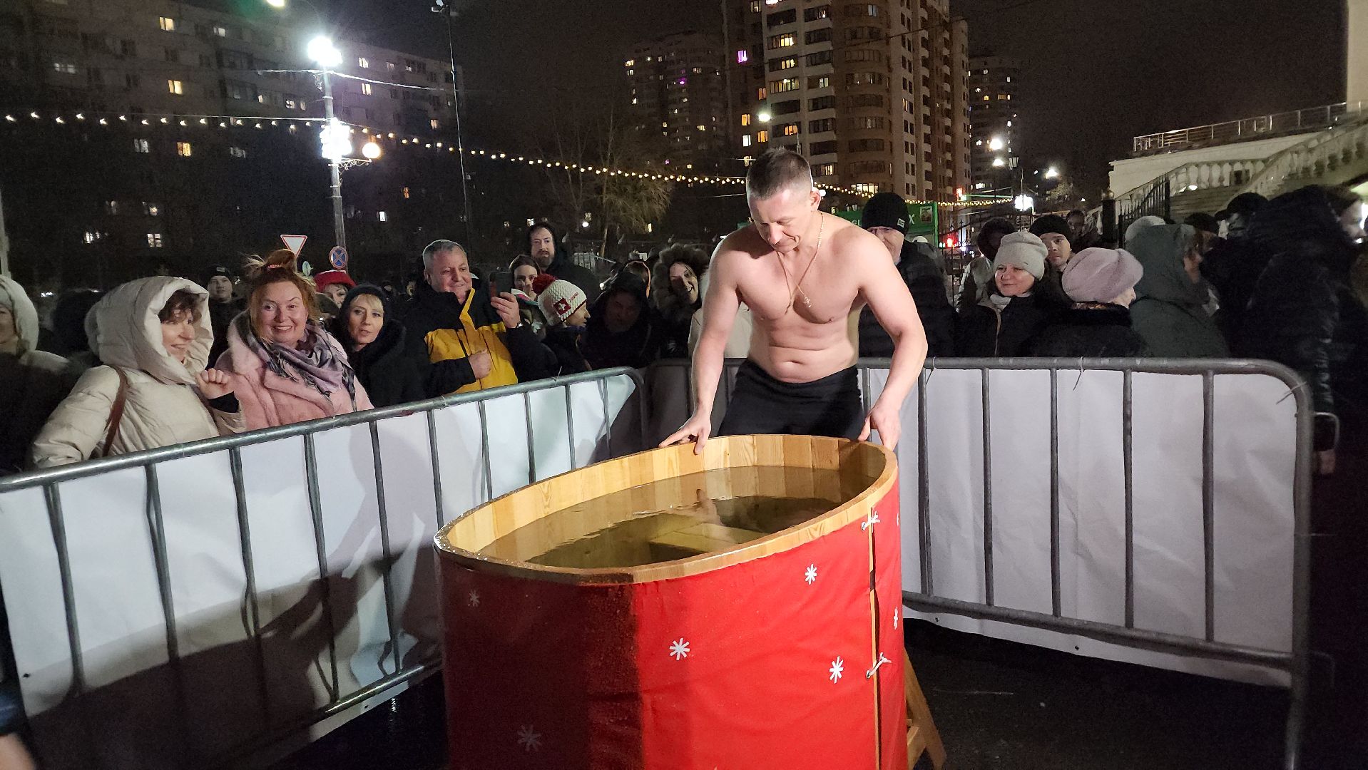 реутов, вертикалки, купель, крещение, крещение господне, троицкий храм, верующие,