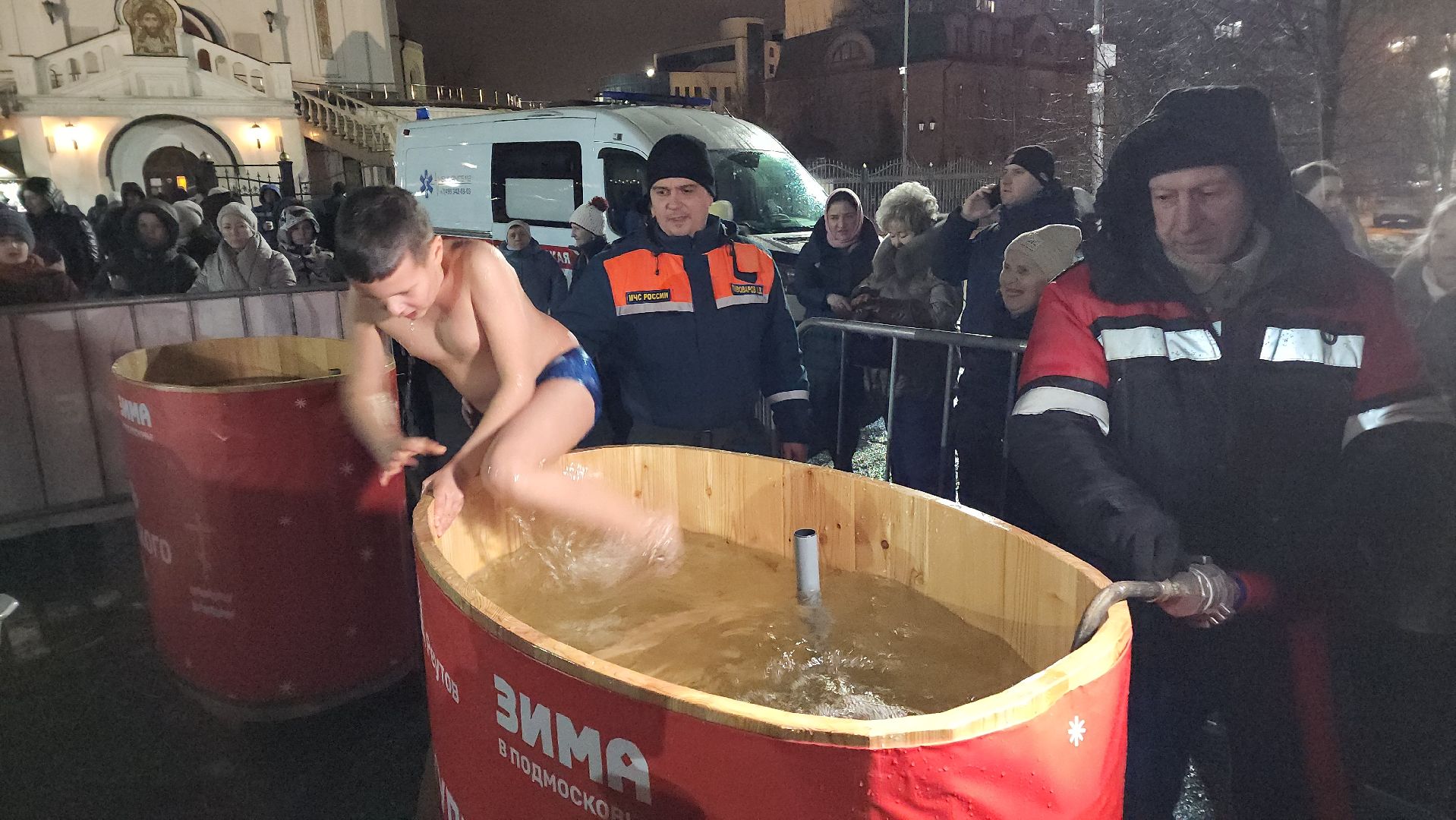 реутов, вертикалки, купель, крещение, крещение господне, троицкий храм, верующие,