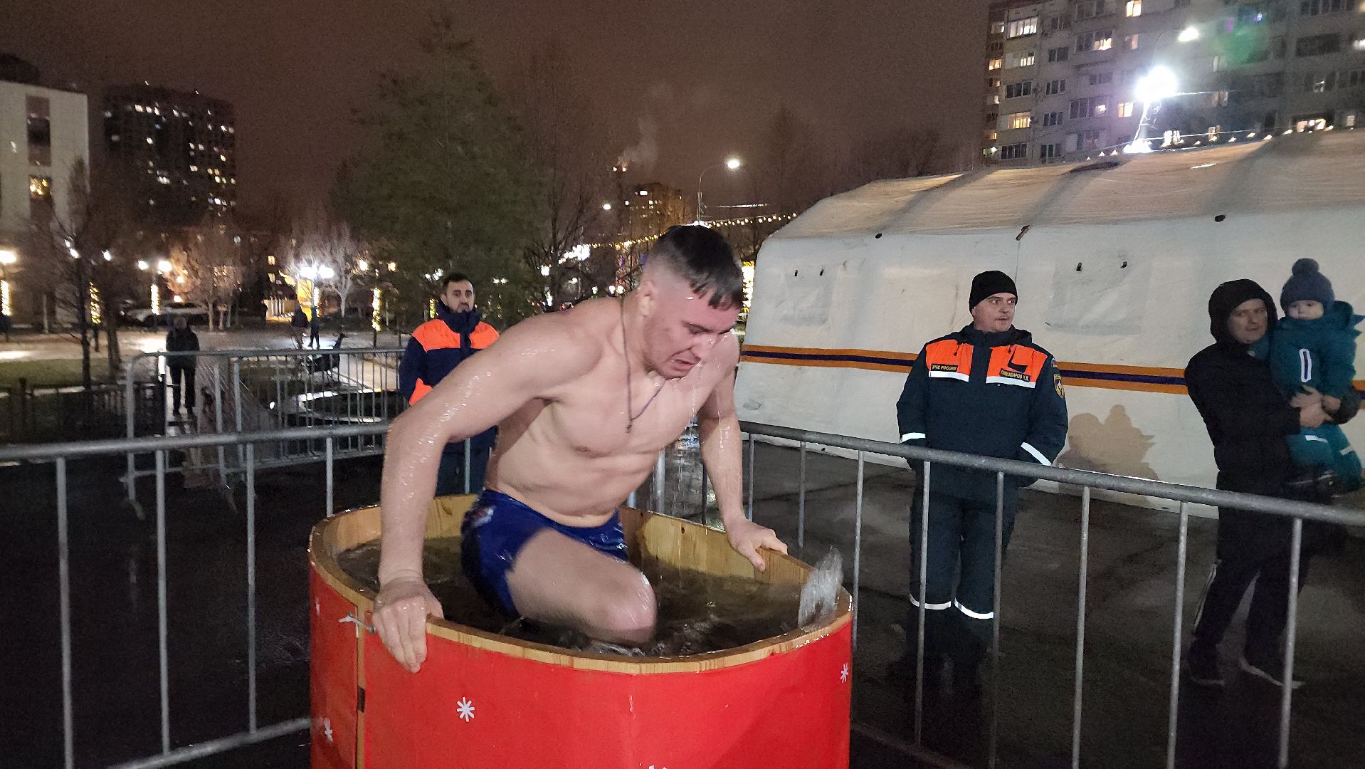 реутов, вертикалки, купель, крещение, крещение господне, троицкий храм, верующие,