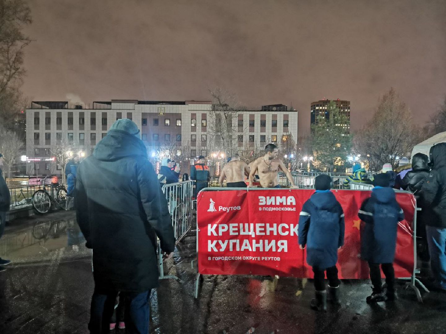 реутов, вертикалки, купель, крещение, крещение господне, троицкий храм, верующие,