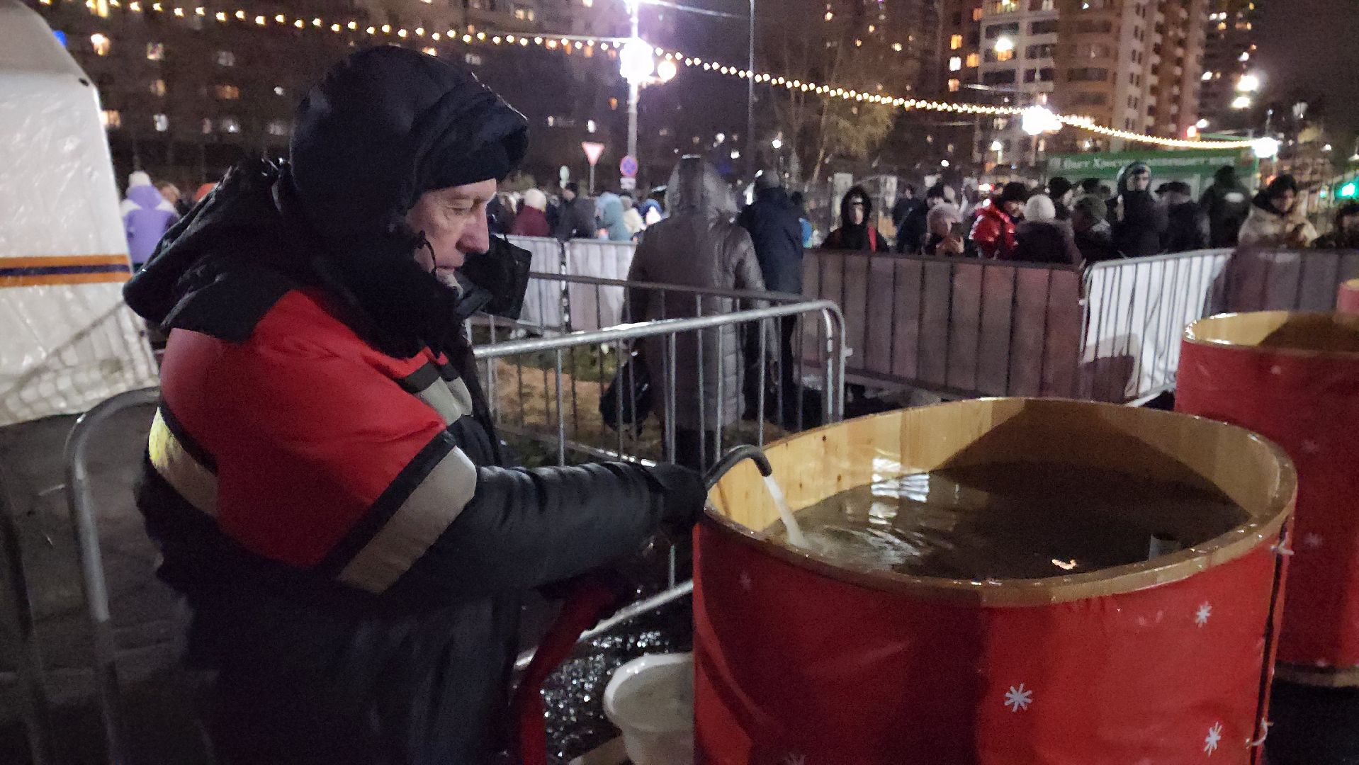 реутов, вертикалки, купель, крещение, крещение господне, троицкий храм, верующие,