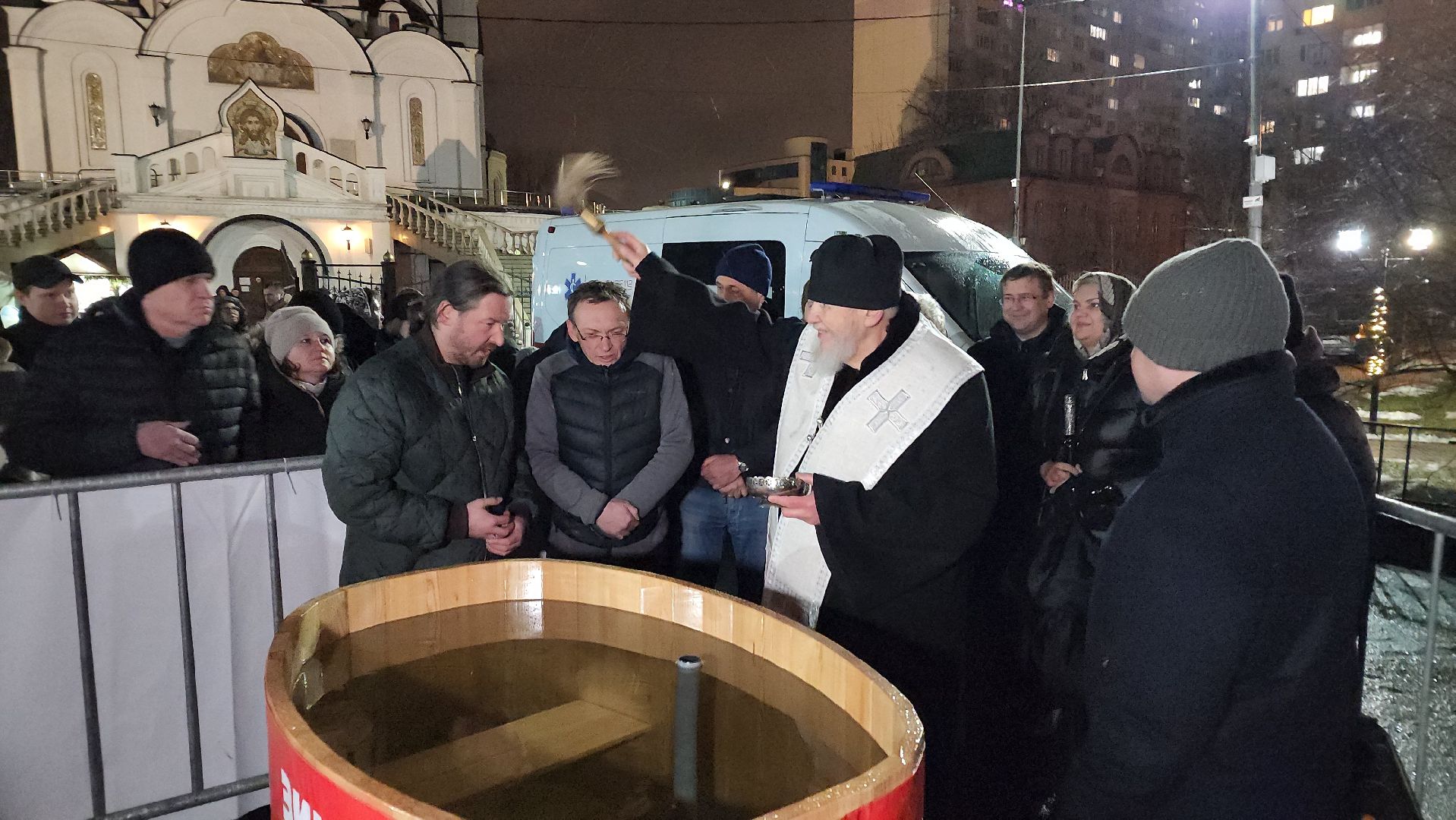 реутов, вертикалки, купель, крещение, крещение господне, троицкий храм, верующие,