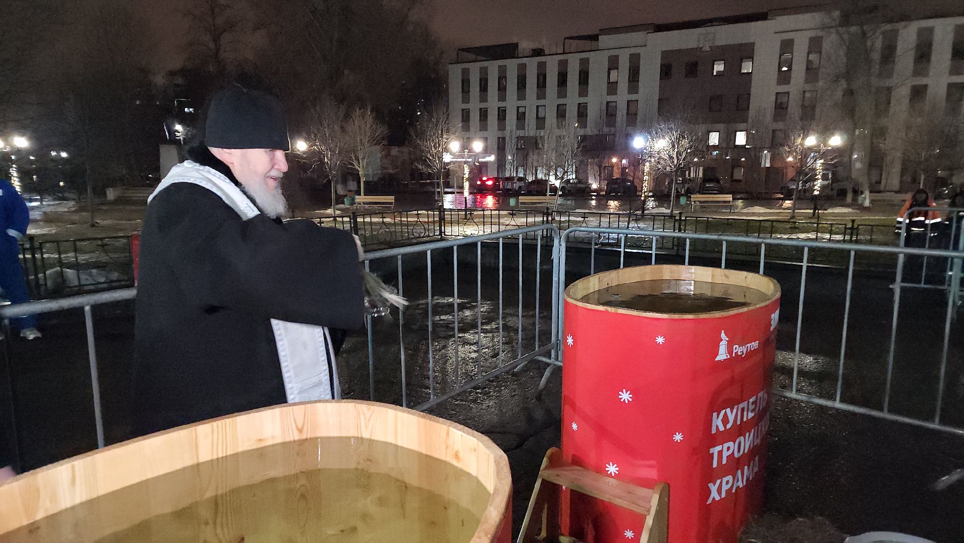 реутов, вертикалки, купель, крещение, крещение господне, троицкий храм, верующие,