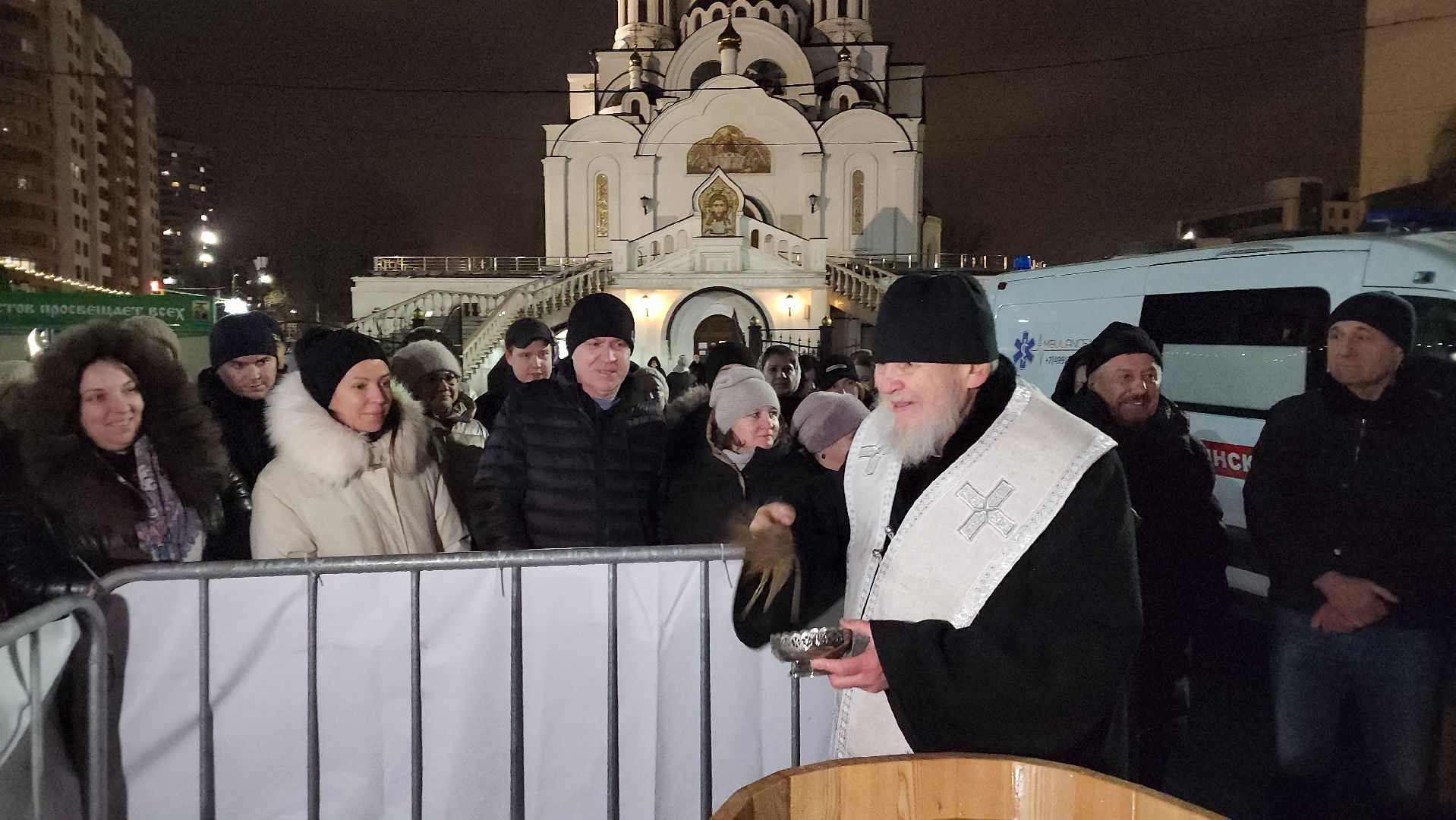 реутов, вертикалки, купель, крещение, крещение господне, троицкий храм, верующие,