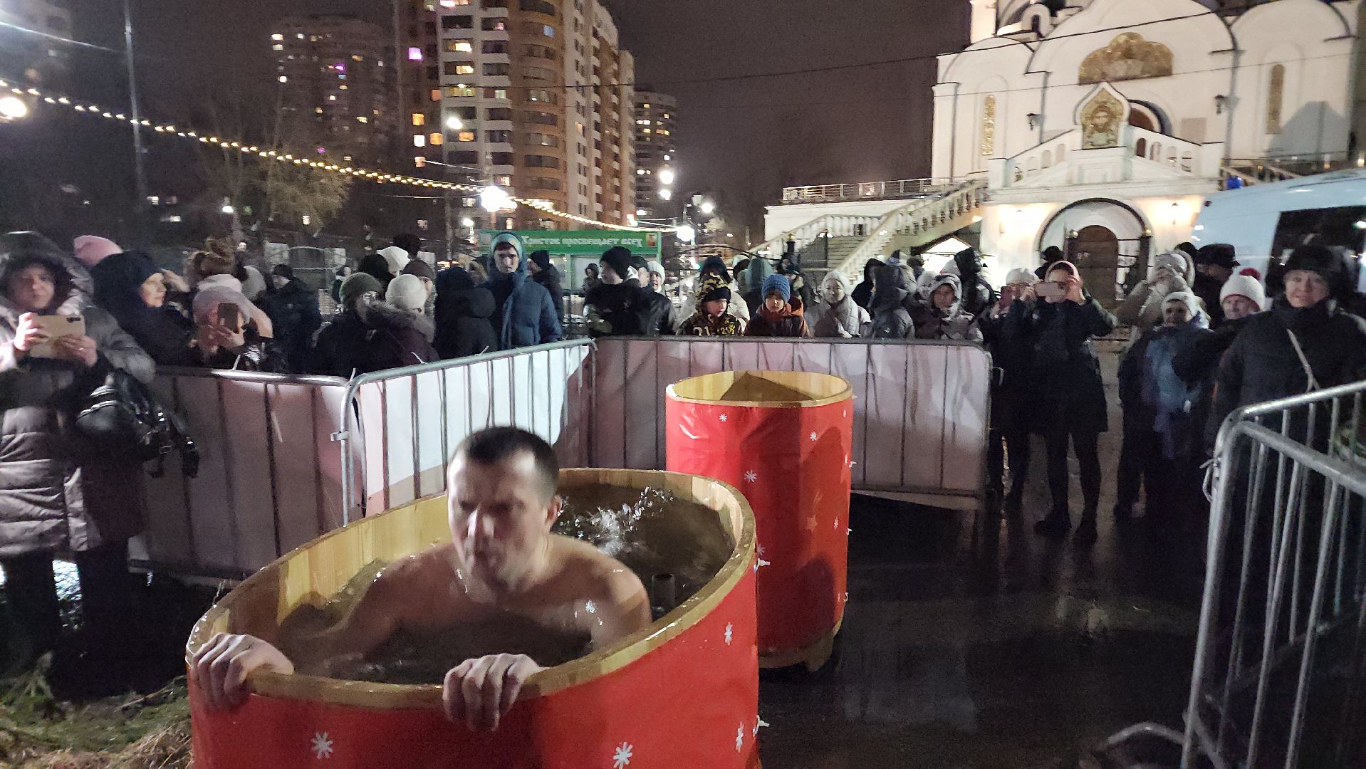 реутов, вертикалки, купель, крещение, крещение господне, троицкий храм, верующие,