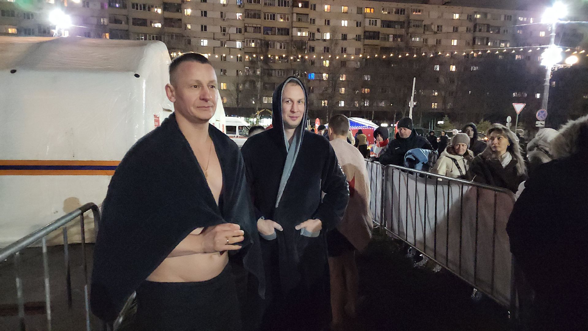 реутов, вертикалки, купель, крещение, крещение господне, троицкий храм, верующие,