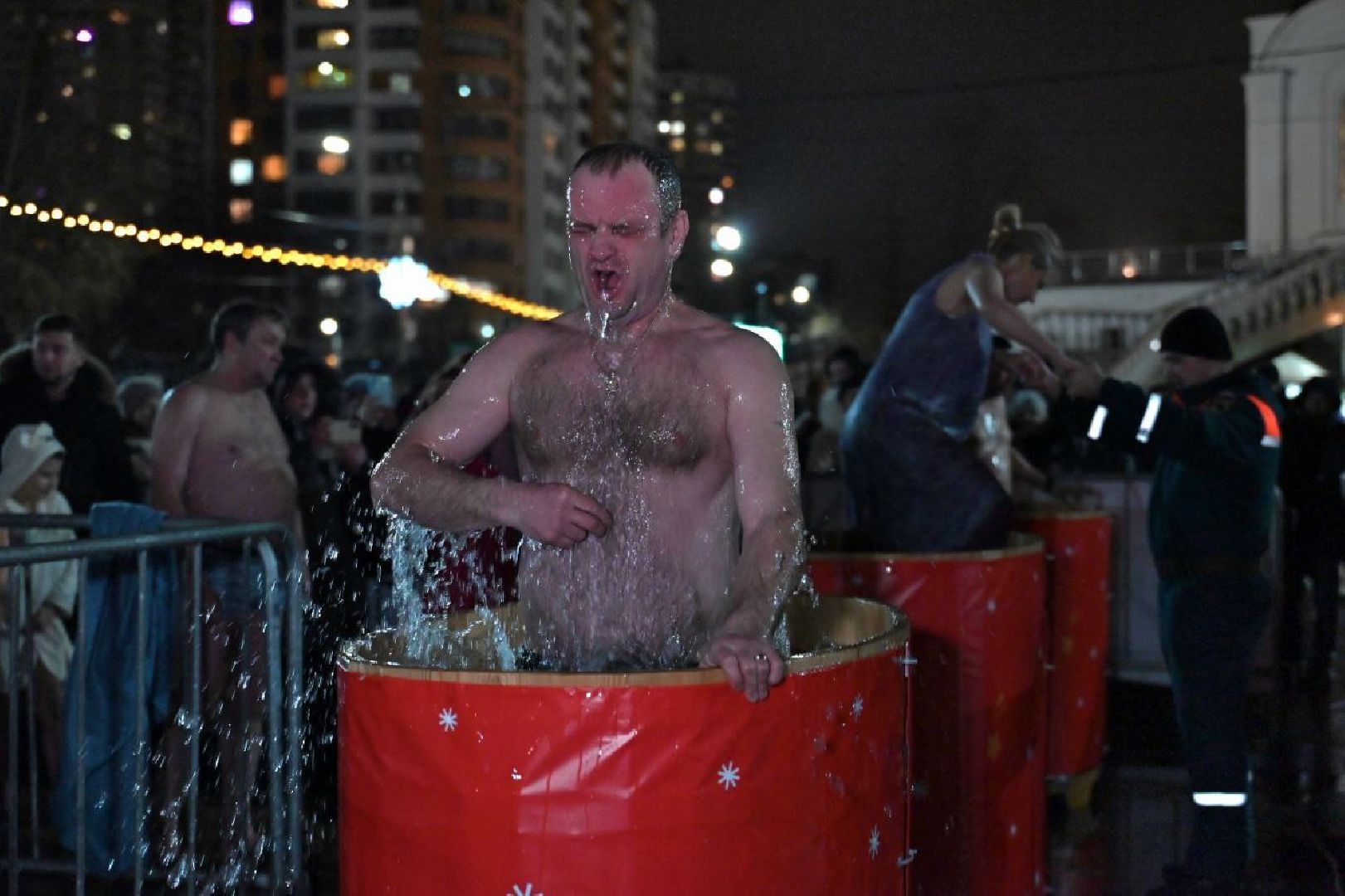 реутов, вертикалки, купель, крещение, крещение господне, троицкий храм, верующие,