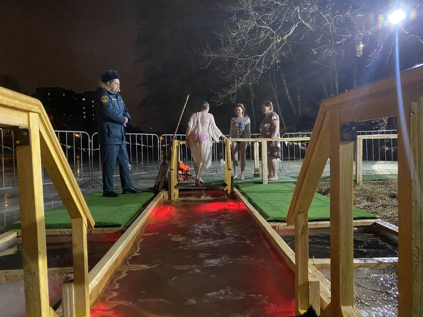 крещение, крещение во власихе, крещение господне, среднее озеро Власиха, купель во Власихе, вертикалки