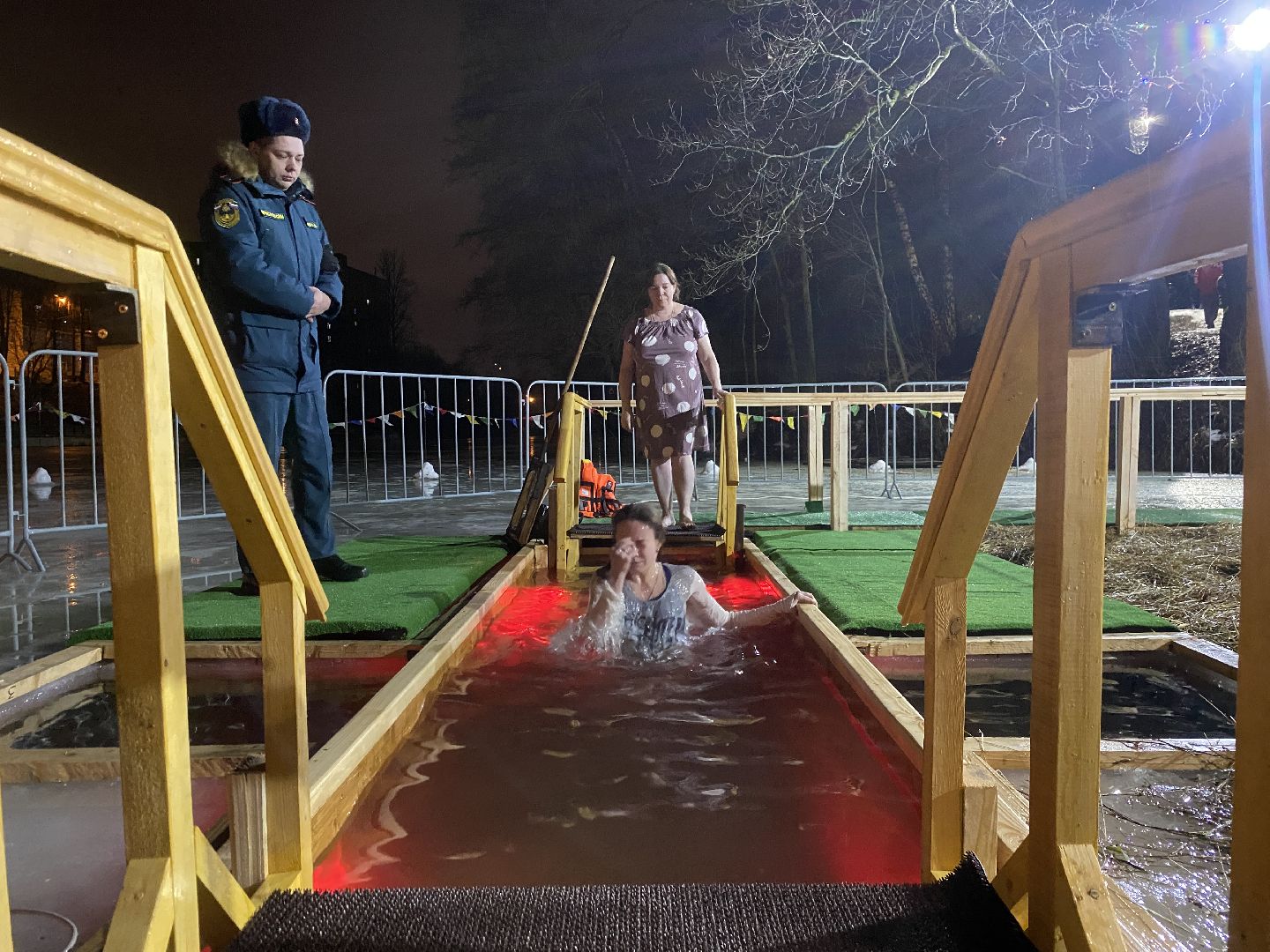 крещение, крещение во власихе, крещение господне, среднее озеро Власиха, купель во Власихе, вертикалки