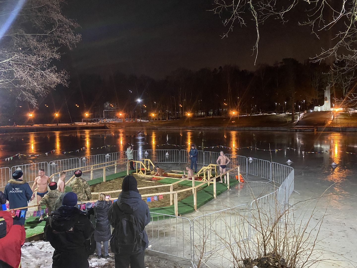 крещение, крещение во власихе, крещение господне, среднее озеро Власиха, купель во Власихе, вертикалки