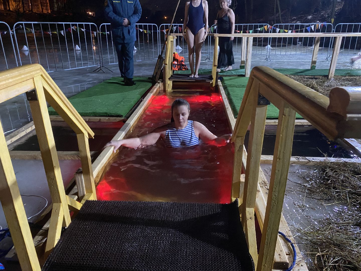 крещение, крещение во власихе, крещение господне, среднее озеро Власиха, купель во Власихе, вертикалки