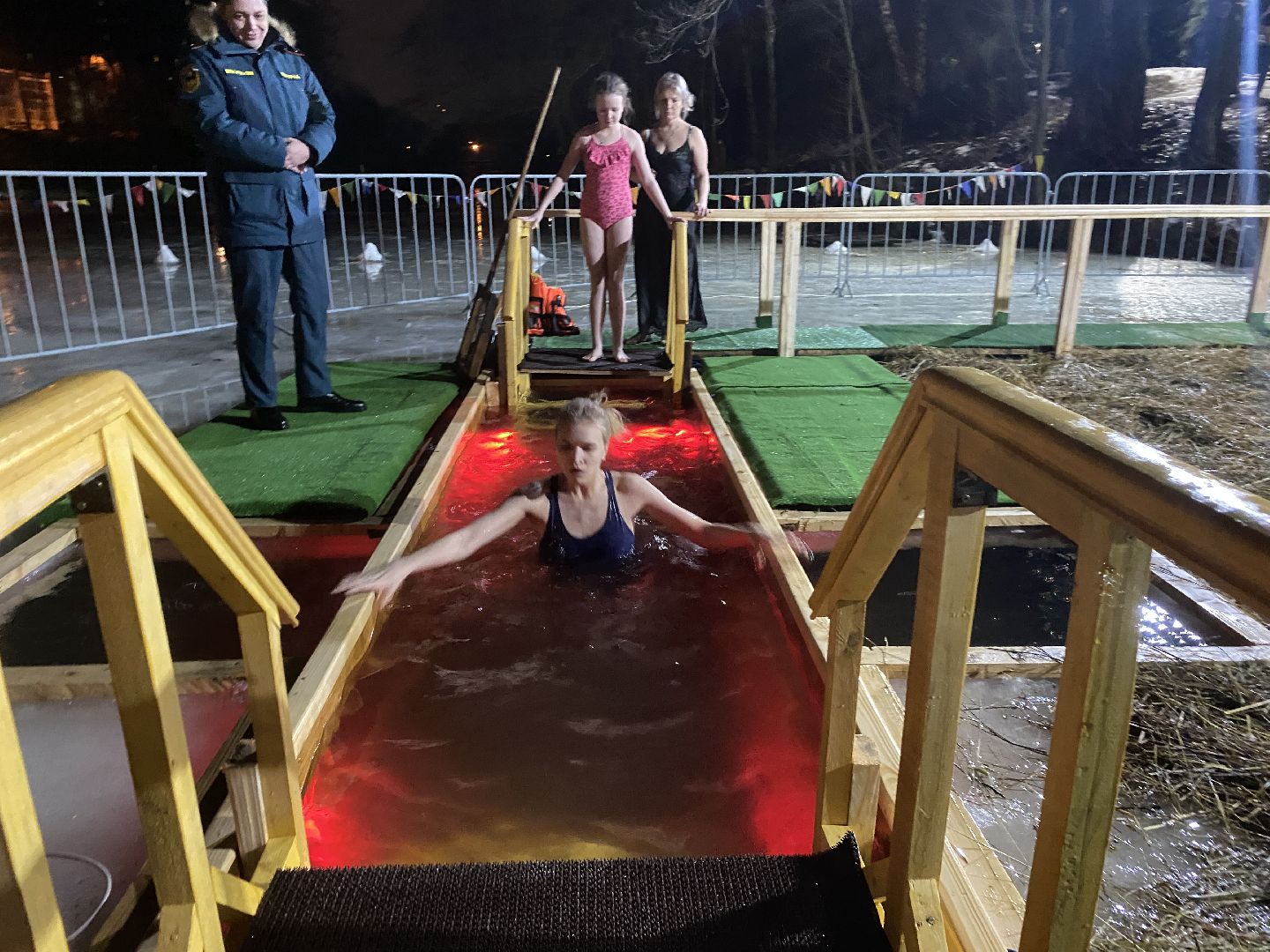 крещение, крещение во власихе, крещение господне, среднее озеро Власиха, купель во Власихе, вертикалки