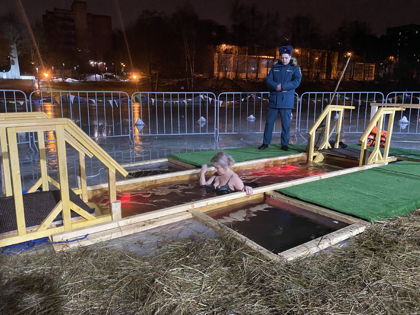 крещение, крещение во власихе, крещение господне, среднее озеро Власиха, купель во Власихе, вертикалки