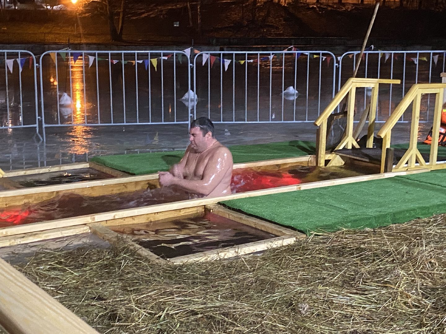 крещение, крещение во власихе, крещение господне, среднее озеро Власиха, купель во Власихе, вертикалки