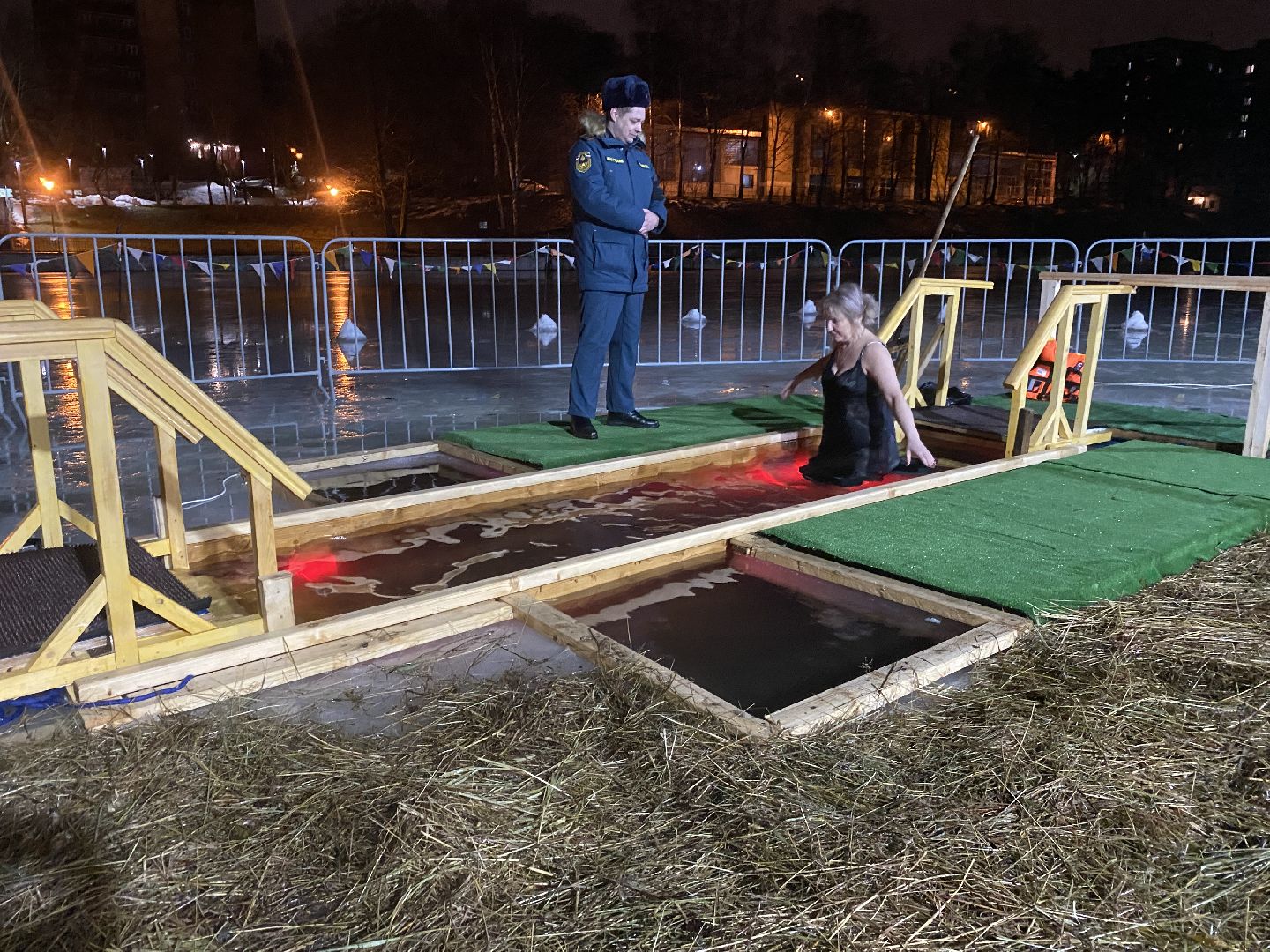 крещение, крещение во власихе, крещение господне, среднее озеро Власиха, купель во Власихе, вертикалки